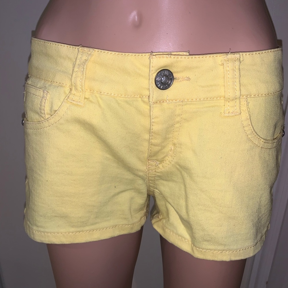 Gently used Women’s Truce Jean shorts in yellow size 7.